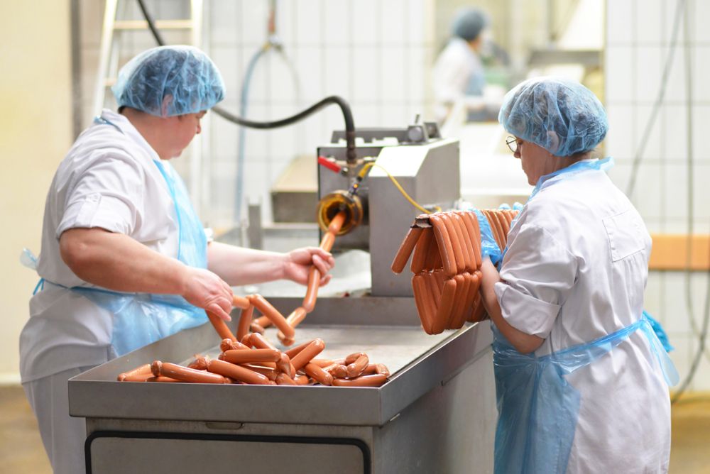 Food,Industry:,Workers,In,The,Production,Of,Original,German,Bratwurst