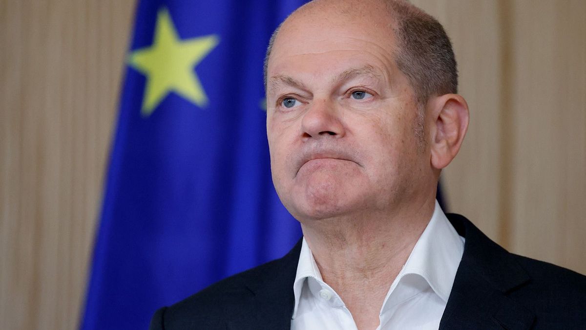 German Chancellor Olaf Scholz looks on as he stands next to the European flag while he and the French President address a joint press conference in Hamburg, northern Germany, on October 10, 2023, on the second day of two-day German-French government consultations. (Photo by Ludovic MARIN / AFP) költségvetési válság Németország