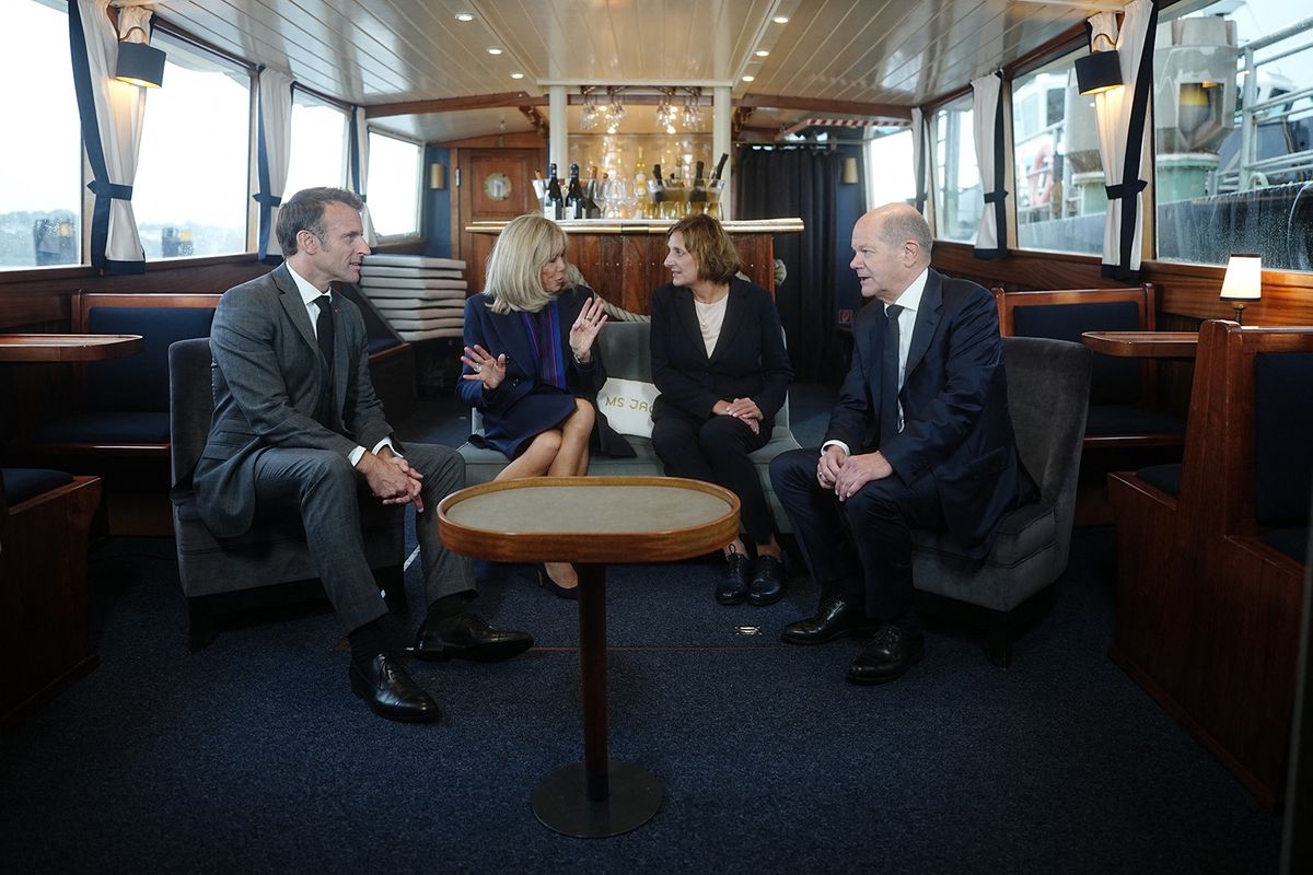 09 October 2023, Hamburg: Emmanuel Macron (l), President of France, and his wife Brigitte Macron (2nd from left), sit together with German Chancellor Olaf Scholz (SPD) and his wife Britta Ernst below the deck of a barge during a harbor cruise through the Port of Hamburg. The German and French cabinets are meeting in the Hanseatic city for a two-day retreat. Photo: Kay Nietfeld/dpa-POOL/dpa (Photo by KAY NIETFELD / dpa-POOL / dpa Picture-Alliance via AFP)