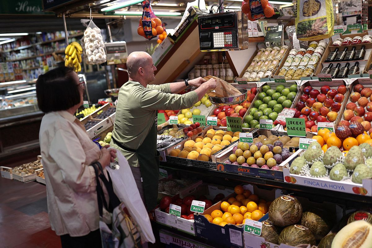 Los españoles luchan contra una alta inflación mientras los precios de los comestibles aumentan un récord del 15,2%