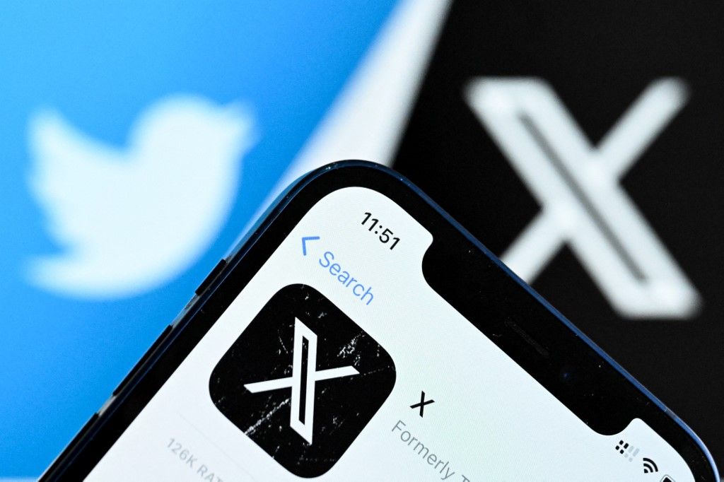 A photo taken on November 17, 2023 shows the logo of US online social media and social networking service X - formerly Twitter - on a smartphone screen in Frankfurt am Main, western Germany. (Photo by Kirill KUDRYAVTSEV / AFP)