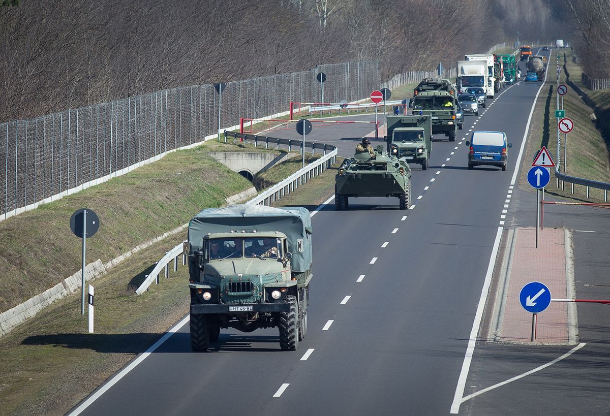 20200317 Debrecen
fotó: Matey Istvn MI Hajdú-Bihari Napló

Vonul a katonai konvoj az autópályán.

A képen:
Ural-375 típusú szállító jármű