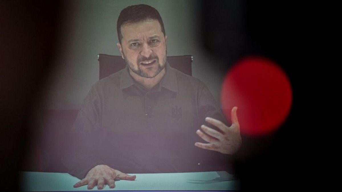 Zelenszkij: Putyin öt gyilkossági kísérletét éltem túl + Videó