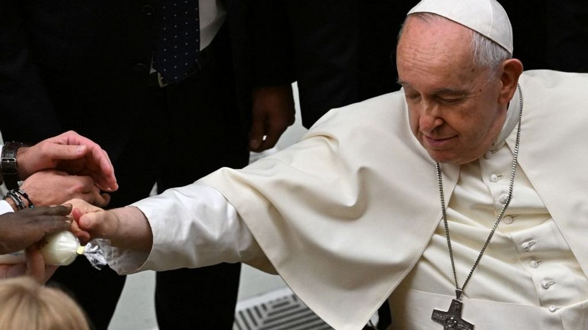 Nagyon ritkán csinál ilyet a pápa - most mégis megtette