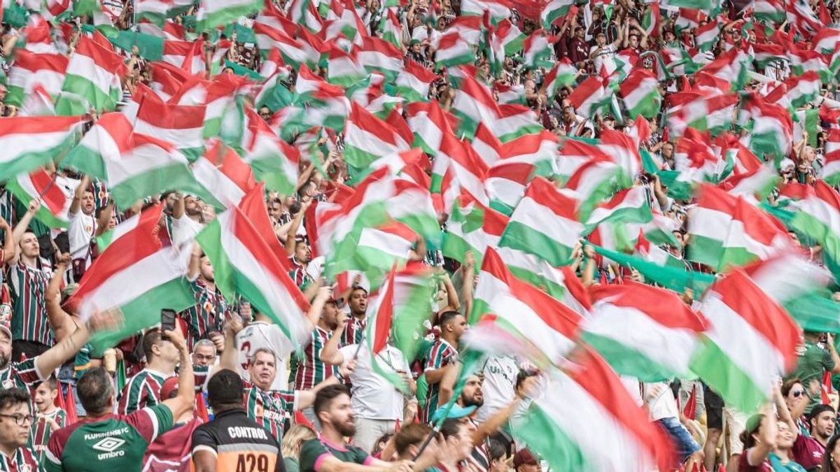 Videón, ahogy több ezren lobogtatnak magyar zászlót egy focimeccsen – Brazíliában