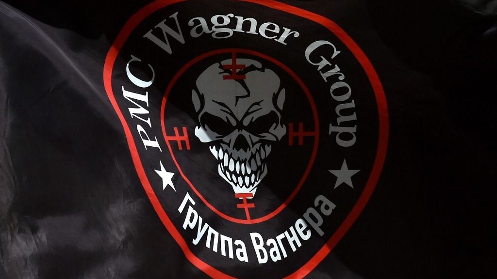 This photograph taken on August 24, 2023, shows a flag bearing the logo of private mercenary group Wagner as it flutters in the wind at a makeshift memorial in front of the PMC Wagner office in Novosibirsk, southern Russia. Russian state-run news agencies on August 23, 2023, said that Yevgeny Prigozhin, the head of the Wagner group that led a mutiny against Russia's army in June, was on the list of passengers of a plane that crashed earlier near the village of Kuzhenkino in the Tver region. (Photo by Vladimir NIKOLAYEV / AFP) oroszország