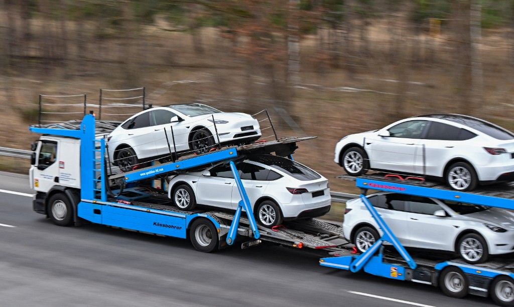 Committee in Brandenburg state parliament meets on Tesla25 January 2023, Brandenburg, Grünheide: New Model Y electric vehicles were picked up by a truck from the Tesla Gigafactory Berlin-Brandenburg plant by US electric carmaker Tesla. Tesla says it currently employs more than 7000 people at its Grünheide plant. On Jan. 25, 2023, a special meeting for the environment in the Brandenburg state parliament will take place in Potsdam on groundwater monitoring at Tesla's plant in Grünheide. Tesla had successfully appealed to the state environmental agency against the requirement that the Strausberg-Erkner water board be involved in all groundwater-related issues. Critics fear that there is too little control. This had been rejected by the Environment Ministry and the Oder-Spree district. Photo: Patrick Pleul/dpa (Photo by PATRICK PLEUL / DPA / dpa Picture-Alliance via AFP)
