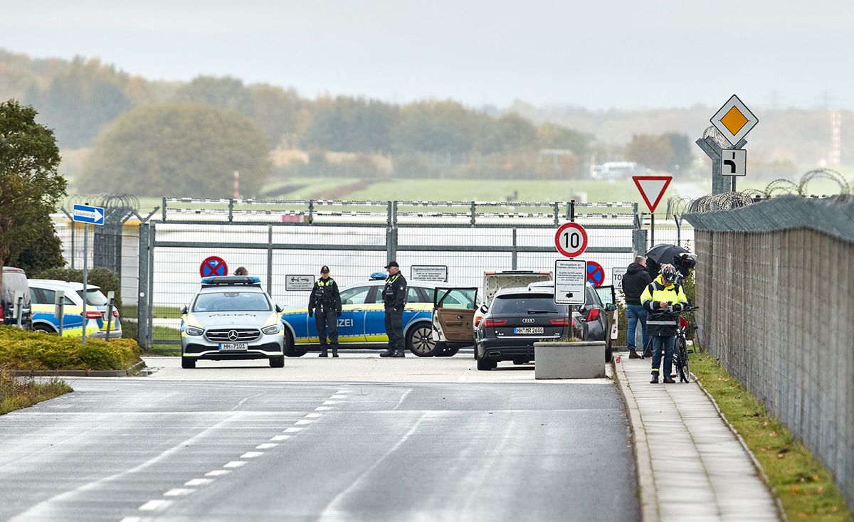 Hamburg, 2023. november 5.
Helyszínt bizosító rendőrök a hamburgi repülőtérnél, ahol egy autóban ülő férfi az előző este óta túszként tartja fogva négyéves lányát 2023. november 5-én. A rendőrség feltételezése szerint gyermekelhelyezési vita áll az eset hátterében.
MTI/EPA/GEORG WENDTHamburg, 2023. november 5.Helyszínt bizosító rendőrök a hamburgi repülőtérnél, ahol egy autóban ülő férfi az előző este óta túszként tartja fogva négyéves lányát 2023. november 5-én. A rendőrség feltételezése szerint gyermekelhelyezési vita áll az eset hátterében.MTI/EPA/GEORG WENDT