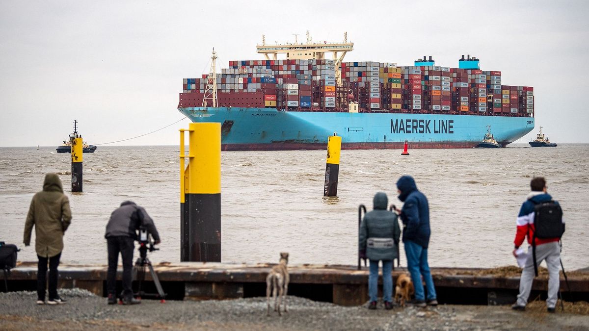 Container ship "Mumbai Maersk" reaches Bremerhaven