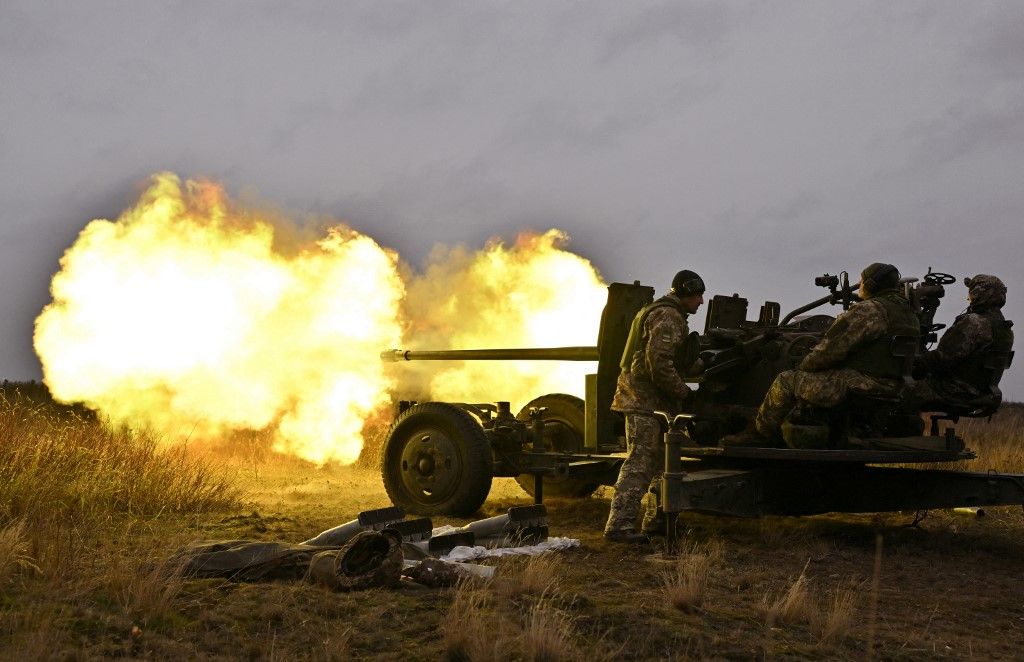 Ukrainian servicemen fire an artillery during an anti drone drill in Chernigiv region on November 11, 2023. (Photo by Sergei SUPINSKY / AFP)
orosz-ukrán háború, Volodimir Zelenszkij, Ukrajna, Oroszország