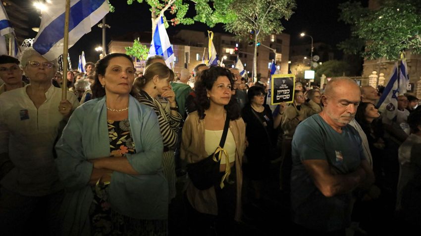 Netanjahu házához vonulnak a túszok családjai