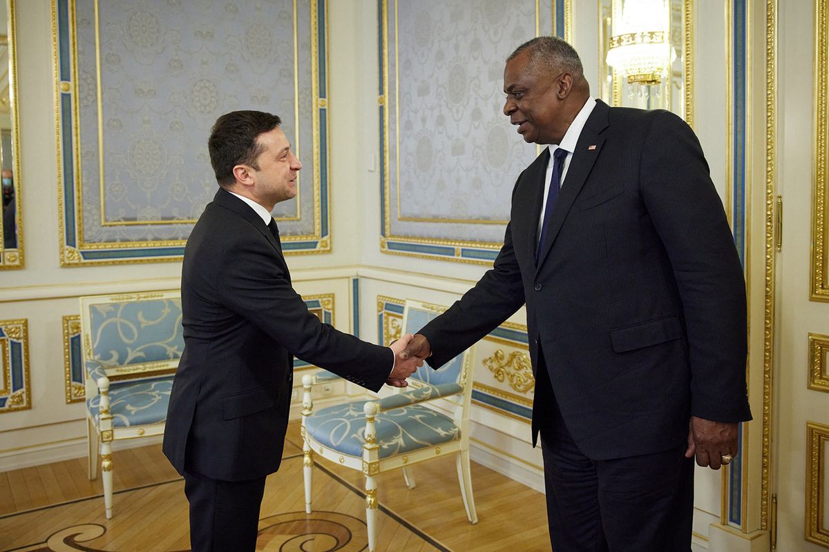 Ukrainian President Volodymyr Zelensky and US Defense Secretary Lloyd Austin shake hands during a meeting in Kiev on October 19, 2021. (Photo by Handout / UKRAINE PRESIDENCY / AFP) / RESTRICTED TO EDITORIAL USE - MANDATORY CREDIT "AFP PHOTO / Ukraine Presidency / handout " - NO MARKETING - NO ADVERTISING CAMPAIGNS - DISTRIBUTED AS A SERVICE TO CLIENTS