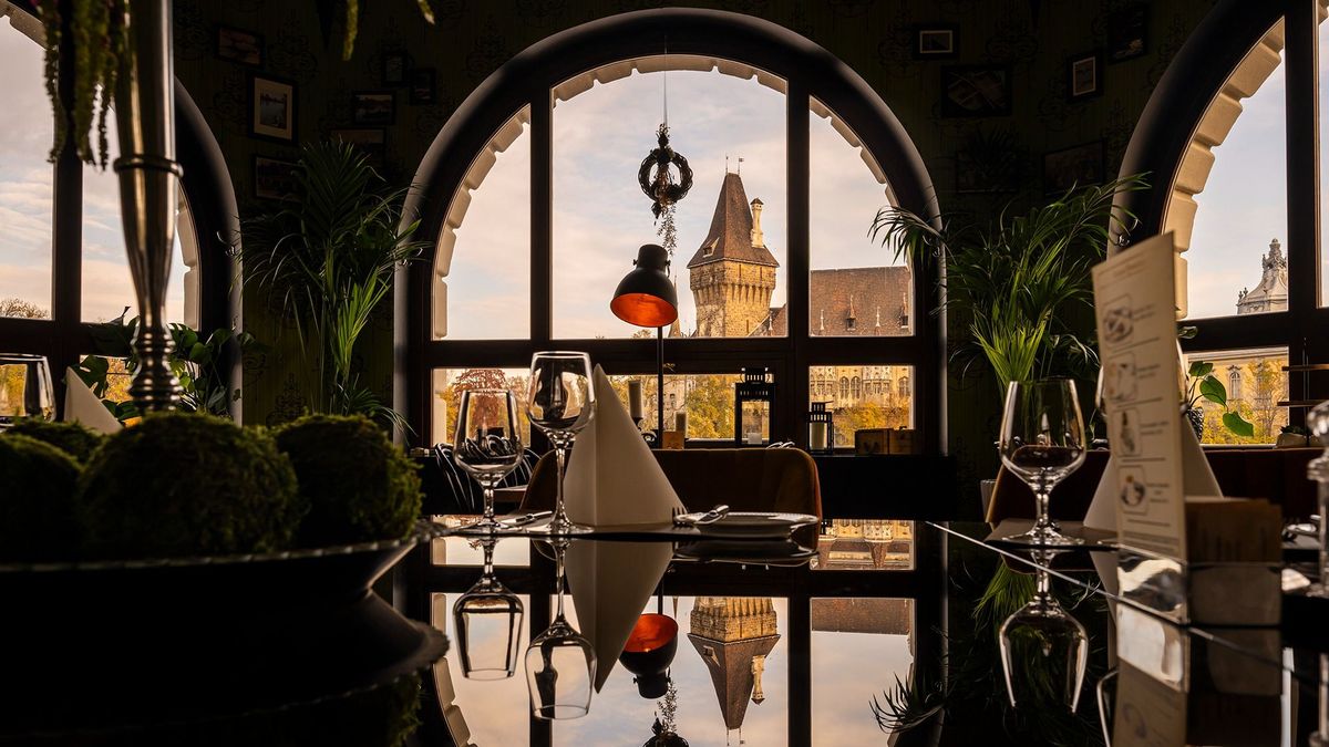 Boldog békeidőkre hajaz a műjégpálya melletti étterem