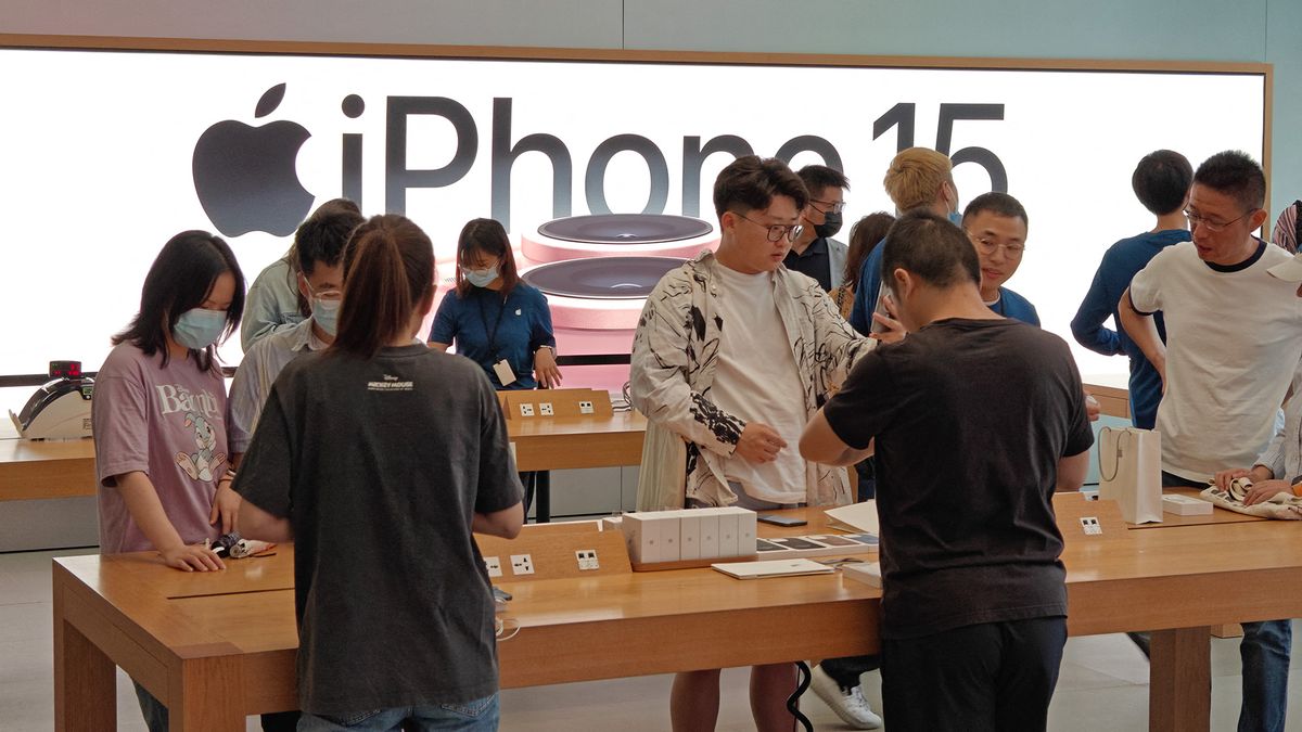 An Apple Store in Shanghai
Customers experience an iPhone15 at an Apple store in Shanghai, China, October 7, 2023. (Photo by Costfoto/NurPhoto) (Photo by CFOTO / NurPhoto / NurPhoto via AFP)