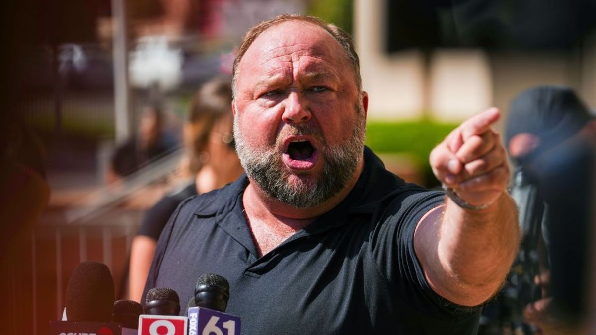Alex Jones inkább fenntartja a luxus életmódját, de nem fizet kártérítést a megölt gyerekek hozzátartozóinak