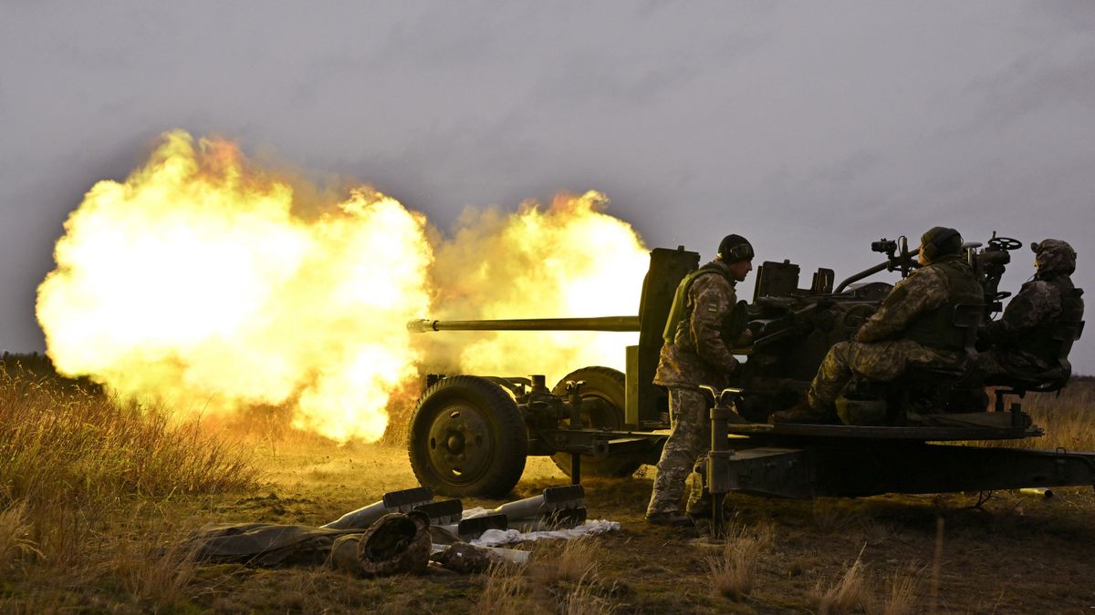 Ukrainian servicemen fire an artillery during an anti drone drill in Chernigiv region on November 11, 2023. (Photo by Sergei SUPINSKY / AFP)