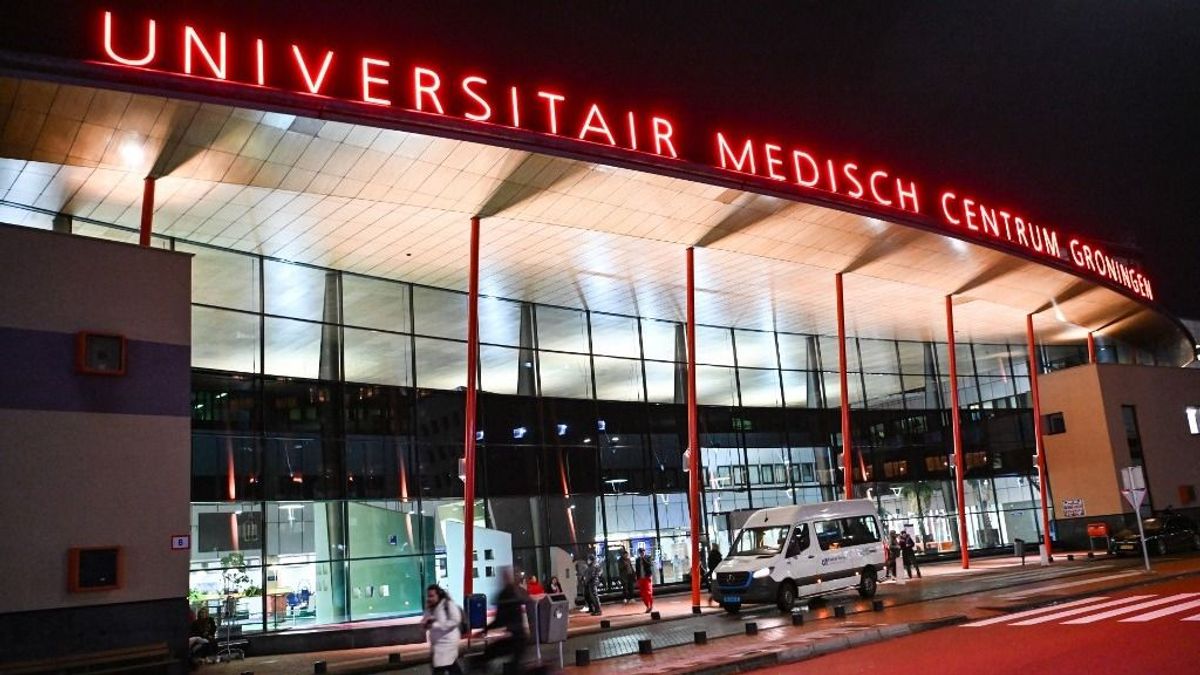 Sörösüveggel támadtak egy holland pártvezérre – videó