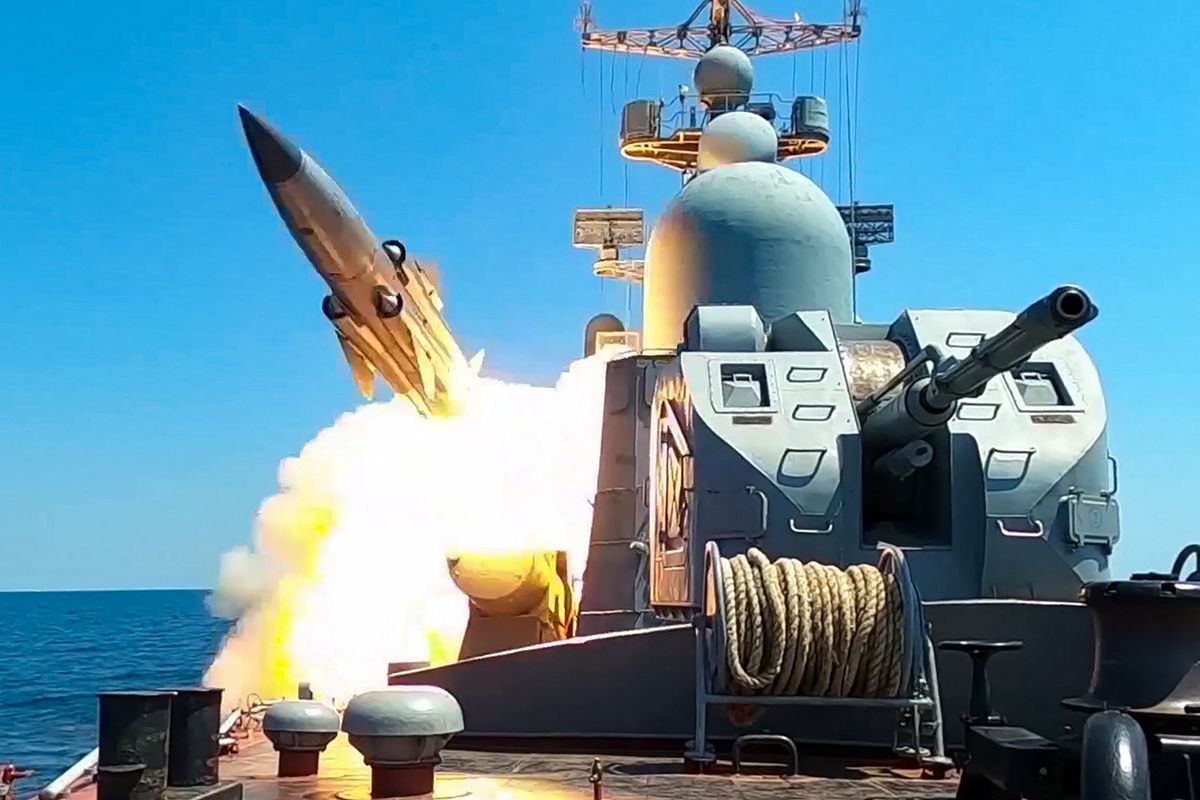 This grab taken from a handout footage released by the Russian Defence Ministry on July 21, 2023 shows a Russian Black Sea Fleet warship firing a cruise missile during drills in the Black Sea. (Photo by Handout / Russian Defence Ministry / AFP) / RESTRICTED TO EDITORIAL USE - MANDATORY CREDIT "AFP PHOTO / Russian Defence Ministry / handout" - NO MARKETING NO ADVERTISING CAMPAIGNS - DISTRIBUTED AS A SERVICE TO CLIENTS