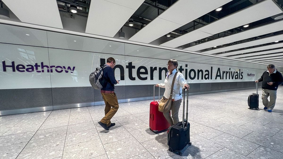 LONDON, UNITED KINGDOM - NOVEMBER 18: Passengers at Heathrow Airport in London, Britain, on November 18, 2022 face travel disruption on the first of three days of strike action over pay by ground staff workers employed by Menzies. According to Unite union, a range of flights leaving terminals 2, 3 and 4 from Heathrow airport will be disrupted over 72 hours during strike action. Dinendra Haria / Anadolu Agency (Photo by Dinendra Haria / ANADOLU AGENCY / Anadolu via AFP)
