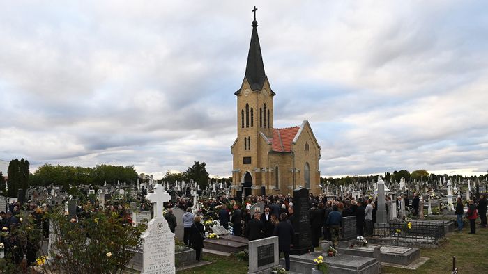 Szabadka, 2023. november 4.Résztvevők Pásztor István, a Vajdasági Magyar Szövetség (VMSZ) elnökének búcsúztatóján a Bajai úti temetőben Szabadkán 2023. november 4-én. Pásztor István 67 éves korában, október 30-án hunyt el.MTI/Máthé Zoltán