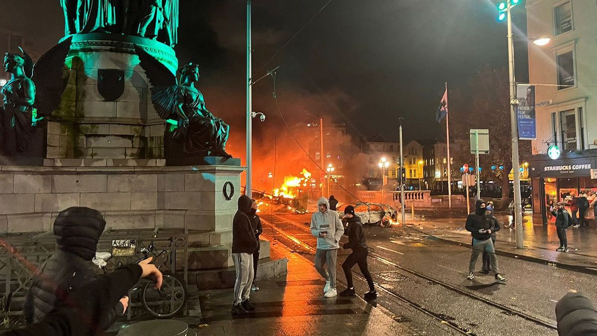Zavargások törtek ki Dublinban a késes támadás után, több száz rendőrt kellett kivezényelni – videó