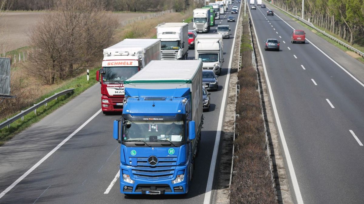 Horrorbaleset az M1-esen: felborult kisbuszba szaladt egy kamion – videó