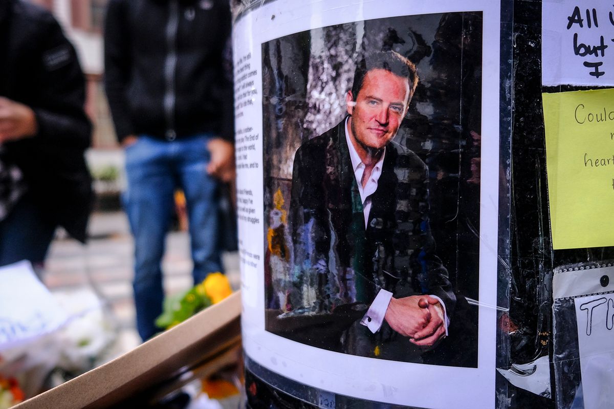 Memorial for Actor Matthew Perry at Friends ApartmentMemorial for Actor Matthew Perry at Friends ApartmentNew York City,NY-October 31st 2023: Memorial for Actor Matthew Perry who passed away on October 28th 2023 in New York City. Credit: Katie Godowski/MediaPunch