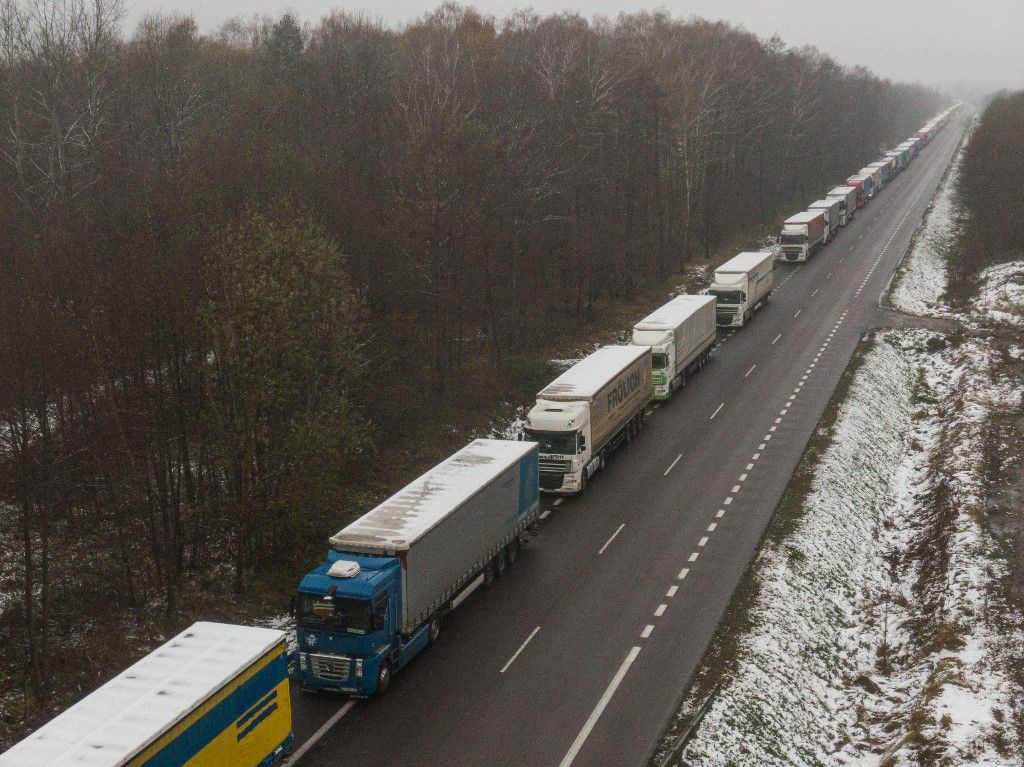 Polish truck drivers block main Polish Ukrainian border crossing