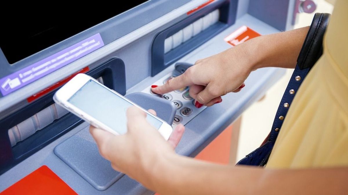 Egyre több bankautomatában lehet készpénzt felvenni mobiltelefonnal