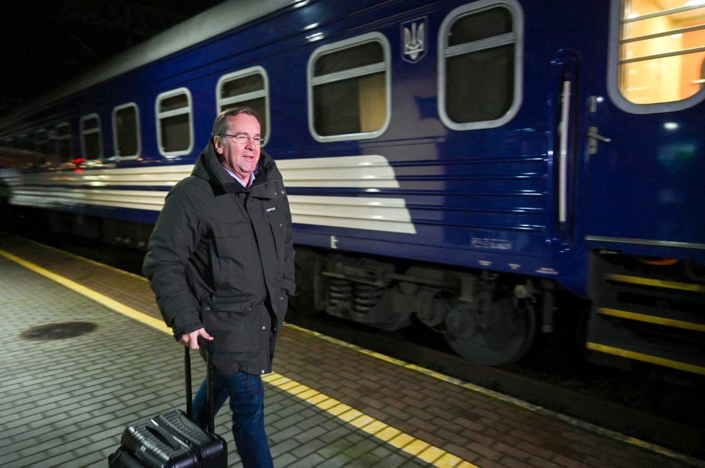 UKRAINE-GERMANY-DEFENCE-DIPLOMACYGerman defence minister Boris Pistorius boards a train bound for Kyiv, in the east Polish border town of Przemysl on November 20, 2023. The German defence minister arrived in the Ukrainian capital on Tuesday morning for a surprise visit. (Photo by INA FASSBENDER / AFP)