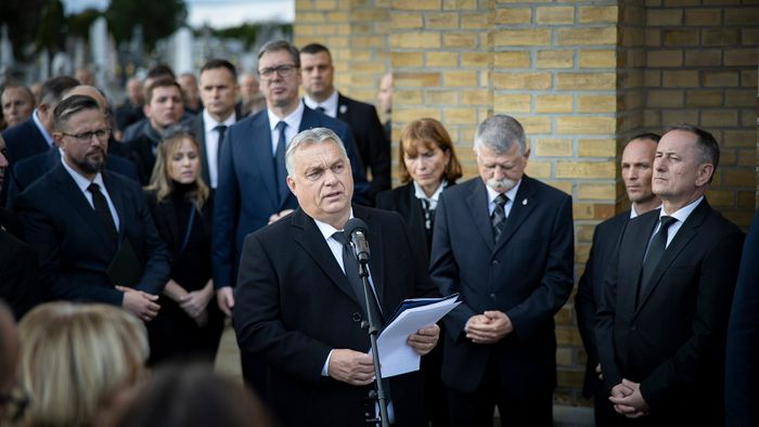 Szabadka, 2023. november 4.A Miniszterelnöki Sajtóiroda által közreadott képen Orbán Viktor miniszterelnök lbeszédet mond Pásztor István, a Vajdasági Magyar Szövetség (VMSZ) elnökének búcsúztatóján a Bajai úti temetőben Szabadkán 2023. november 4-én. Orbán Viktor mögött felesége, Lévai Anikó, valamint Aleksandar Vucic szerb köztársasági elnök (j6), Milorad Dodik, a boszniai Szerb Köztársaság elnöke (b2, takarásban), Kövér László. a Magyar Országgyűlés elnöke (j3). Pásztor István 67 éves korában, október 30-án hunyt el.MTI/Miniszterelnöki Sajtóiroda/Fischer Zoltán