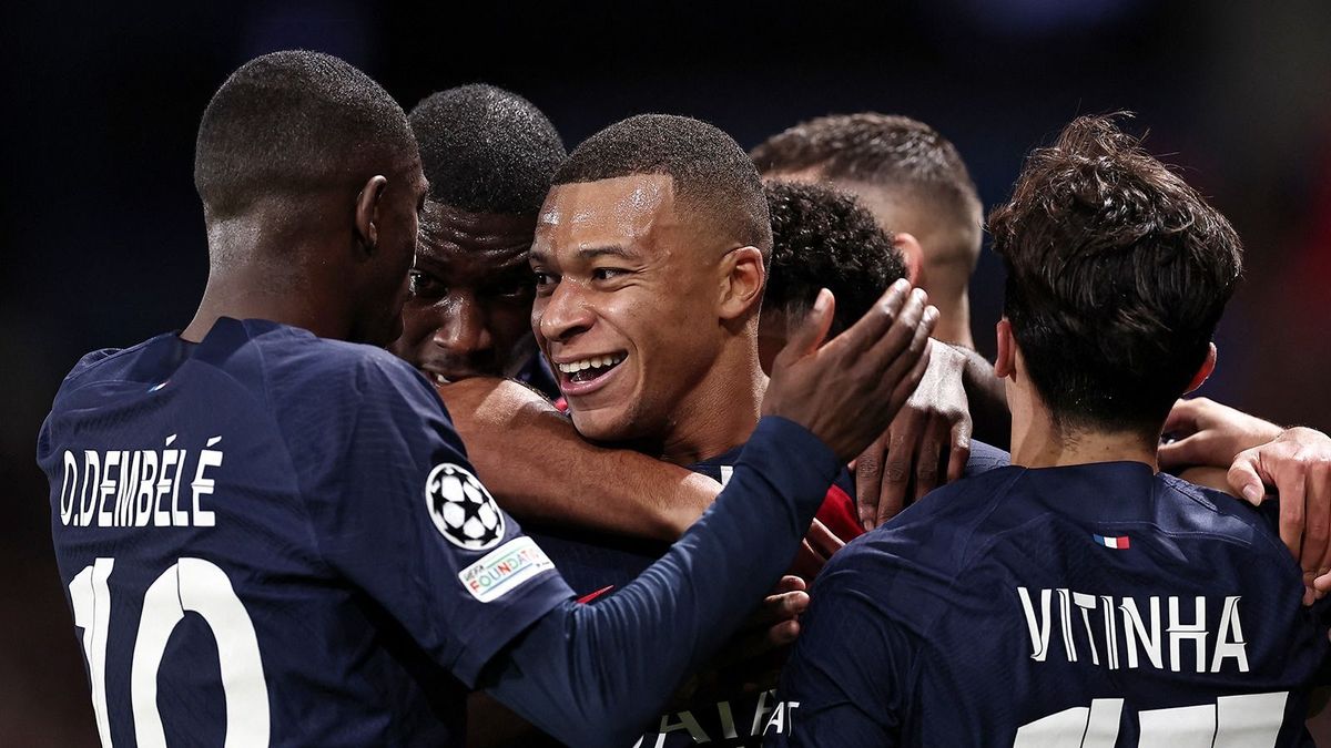 Paris Saint-Germain's French forward #07 Kylian Mbappe (C) celebrates with teammates after scoring his team's first goal during the UEFA Champions League Group F football match between Paris Saint-Germain (PSG) and AC Milan at the Parc de Princes in Paris on October 25, 2023. (Photo by FRANCK FIFE / AFP)