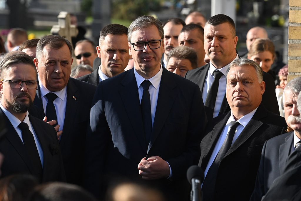 Szabadka, 2023. november 4.Orbán Viktor miniszterelnök (j2), Aleksandar Vucic szerb köztársasági elnök (k), Milorad Dodik, a boszniai Szerb Köztársaság elnöke (b2), Kövér László. a Magyar Országgyűlés elnöke (j, takarásban) Pásztor István, a Vajdasági Magyar Szövetség (VMSZ) elnökének búcsúztatóján a Bajai úti temetőben Szabadkán 2023. november 4-én. Pásztor István 67 éves korában, október 30-án hunyt el.MTI/Máthé Zoltán