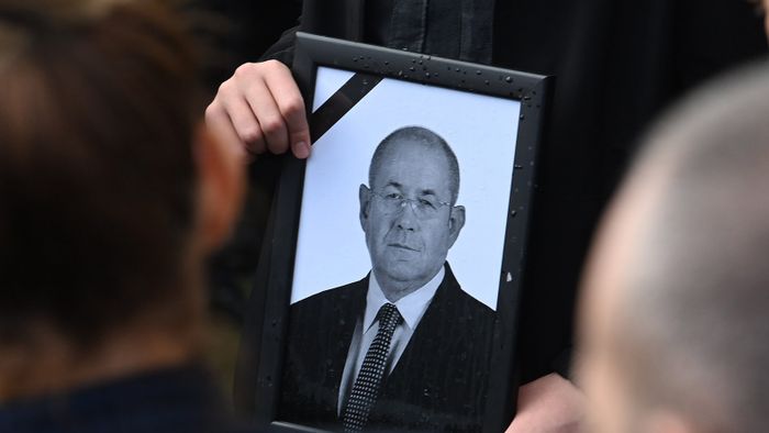 Szabadka, 2023. november 4.Pásztor István, a Vajdasági Magyar Szövetség (VMSZ) elnökének fotója a búcsúztatóján a Bajai úti temetőben Szabadkán 2023. november 4-én.MTI/Máthé Zoltán