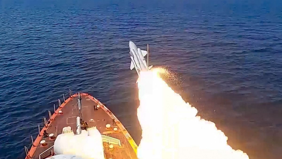 Külföldi, polgári hajót talált el egy orosz rakéta Odesszában