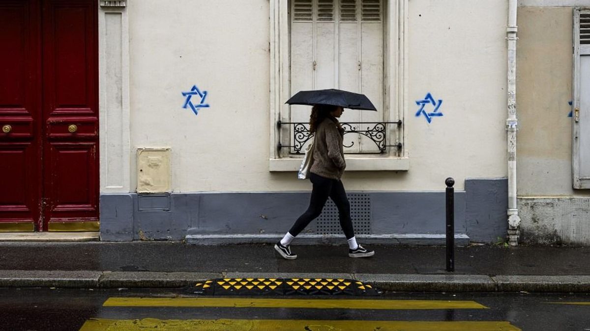 Több száz Dávid-csillagot festettek fel a francia házakra, a metrón azt skandálták, hogy „Nácik vagyunk, büszkék vagyunk!, Éljen Palesztina!”