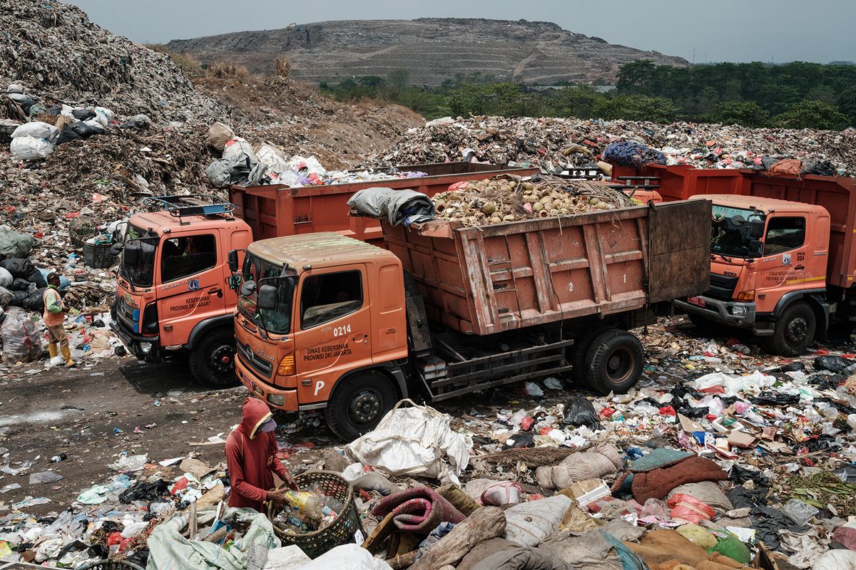 This picture taken on September 14, 2023 shows trucks waiting to unload waste at the Bantar Gebang landfill, which is the size of 200 football pitches and receives 7,500 tonnes of waste from Jakarta every day, in Bekasi, on the outskirts of Jakarta. Home to around 30 million people, the sprawling megalopolis of Jakarta is facing a trash crisis with its main Bantar Gebang dump site, one of the world's biggest, close to capacity. (Photo by Yasuyoshi CHIBA / AFP) / TO GO WITH Indonesia-environment-waste, PHOTO ESSAY