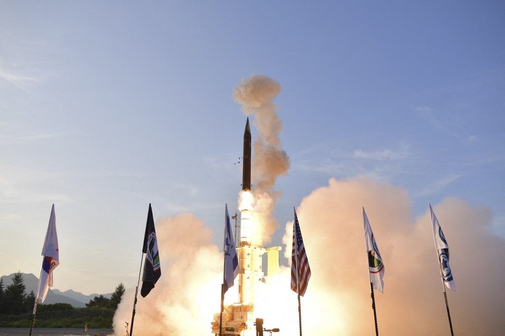 A handout picture released by the Israeli Ministry of Defence on July 28, 2019 shows the launch of the Arrow-3 hypersonic anti-ballistic missile at an undisclosed location in Alaska. Israel and the United States have successfully carried out tests of a ballistic missile interceptor that Prime Minister Benjamin Netanyahu said Sunday provides protection against potential threats from Iran.
The tests of the Arrow-3 system were carried out in the US state of Alaska and it successfully intercepted targets above the atmosphere, Israel's defence ministry said in a statement. (Photo by Israeli Ministry of Defence / AFP) / == RESTRICTED TO EDITORIAL USE - MANDATORY CREDIT "AFP PHOTO / HO / ISRAELI MINISTRY OF DEFENCE" - NO MARKETING NO ADVERTISING CAMPAIGNS - DISTRIBUTED AS A SERVICE TO CLIENTS ==