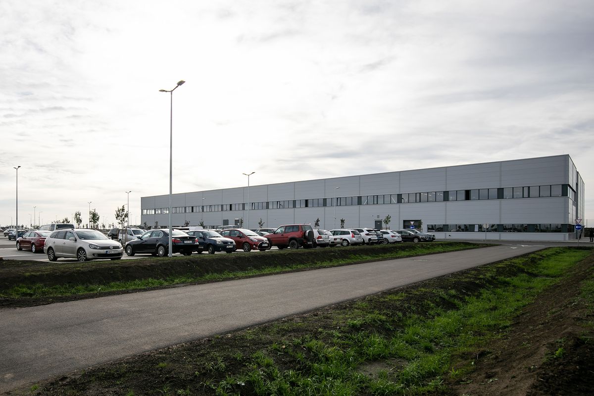 20231030 Debrecen Ünnepélyesen is megnyitották a BMW Group debreceni gyárának képzési központját. A legmodernebb technológiával felszerelt létesítményben idén szeptemberben kezdte meg duális képzését az a 100 tanuló, akiket a tavasz folyamán, egy többkörös felvételi eljárás során választottak ki. Az informatika, az elektronika, a mechatronika és gépjárműmechatronika területén szerezhetnek mélyebb ismereteket Debreceni Szakképzési Centrum diákjai. Fotó: Czinege Melinda  CZM  Hajdú Bihari Napló  HBN A képen: a BMW Group debreceni gyárának képzési központja  külső20231030 Debrecen 
Ünnepélyesen is megnyitották a BMW Group debreceni gyárának képzési központját. A legmodernebb technológiával felszerelt létesítményben idén szeptemberben kezdte meg duális képzését az a 100 tanuló, akiket a tavasz folyamán, egy többkörös felvételi eljárás során választottak ki. Az informatika, az elektronika, a mechatronika és gépjárműmechatronika területén szerezhetnek mélyebb ismereteket Debreceni Szakképzési Centrum diákjai. 

Fotó: Czinege Melinda  CZM  Hajdú Bihari Napló  HBN 

A képen: a BMW Group debreceni gyárának képzési központja  külső
