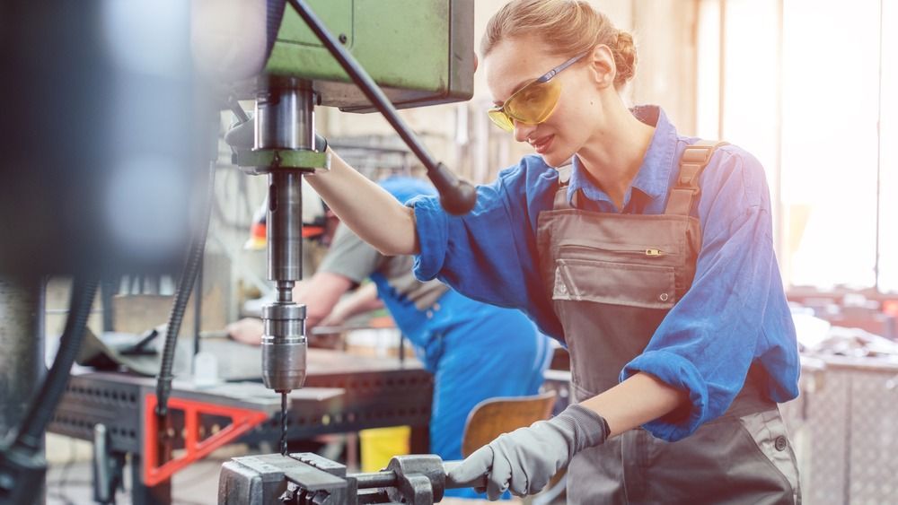 Metal,Worker,Woman,Operating,Drilling,Machine,Concentrating,On,Her,Job
német