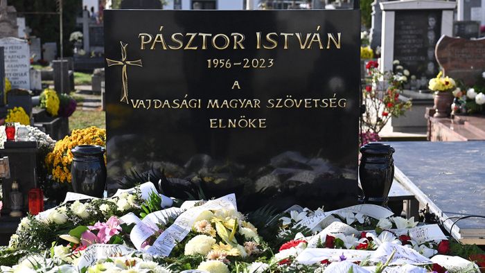 Szabadka, 2023. november 4.Pásztor István, a Vajdasági Magyar Szövetség (VMSZ) elnökének virágokkal borított síremléke a temetési szertartás kezdete előtt a Bajai úti temetőben Szabadkán 2023. november 4-én. Pásztor István 67 éves korában, október 30-án hunyt el.MTI/Máthé Zoltán