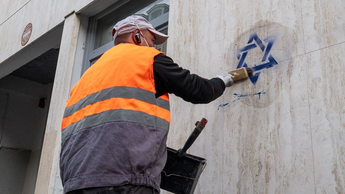 Az ügyészség szerint külföldi megbízásból festhették a Dávid-csillagokat a párizsi házakra