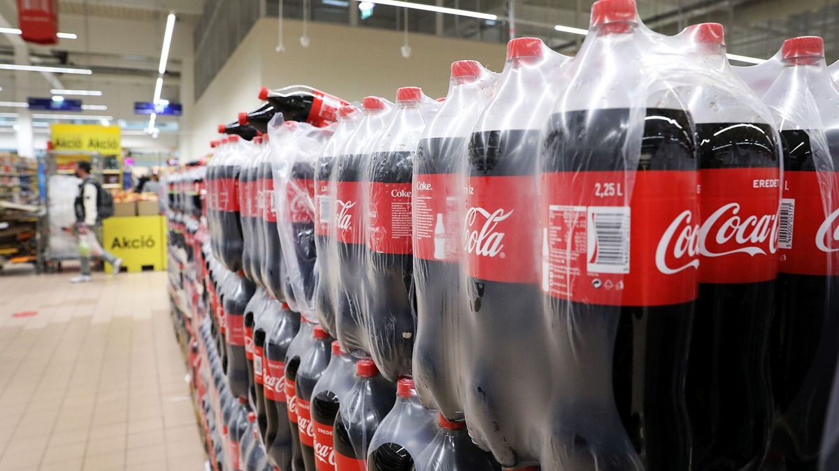 Megszólalt a Coca-Cola a mérgezésgyanú botrány után: a cég szerint nem kell félniük a magyar fogyasztóknak