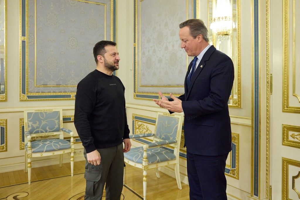 This handout photograph taken and released by Ukrainian Presidential press service on November 16, 2023 shows Ukraine's President Volodymyr Zelensky (L) and British Foreign Secretary David Cameron talking ahead of their meeting in Kyiv. (Photo by Handout / UKRAINIAN PRESIDENTIAL PRESS SERVICE / AFP) / RESTRICTED TO EDITORIAL USE - MANDATORY CREDIT "AFP PHOTO /  UKRAINIAN PRESIDENTIAL PRESS SERVICE " - NO MARKETING NO ADVERTISING CAMPAIGNS - DISTRIBUTED AS A SERVICE TO CLIENTS