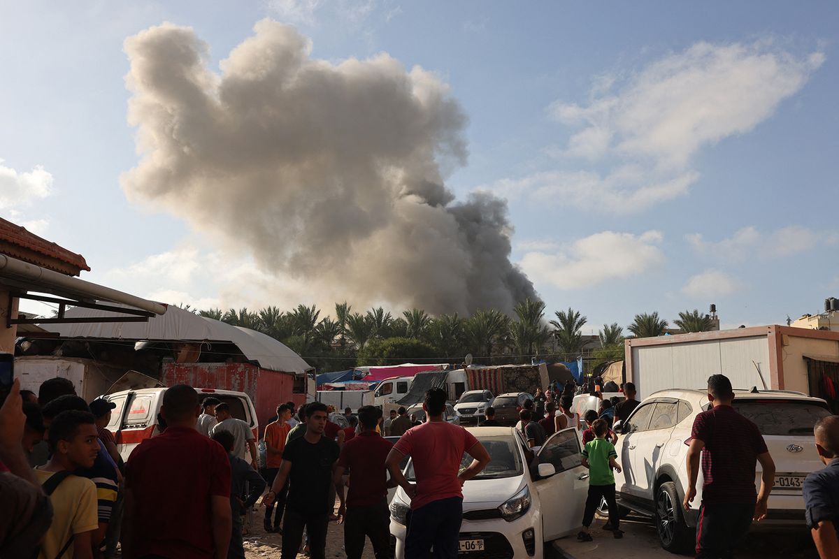 Los palestinos observan cómo se eleva el humo tras un bombardeo israelí en Khan Younis, en el sur de la Franja de Gaza, en medio de los combates en curso entre Israel y el grupo militante Hamás, el 8 de noviembre de 2023.  Los combates estallaron en Gaza el 8 de noviembre, un mes después del impactante ataque de Hamás del 7 de octubre.  (Foto de Mohamed ABED / AFP) Guerra israelí