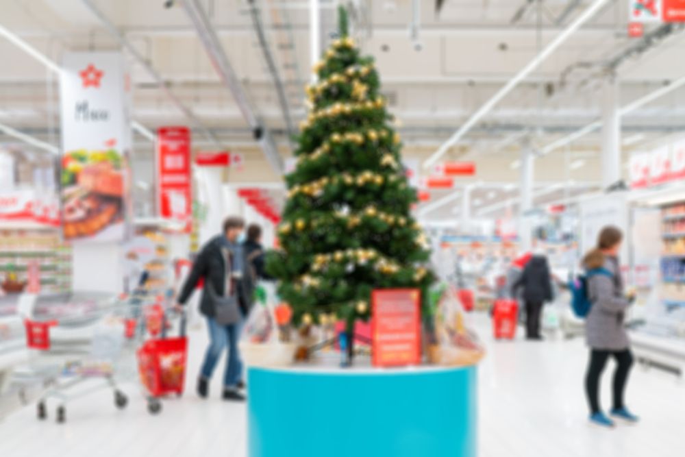 Blurred,Christmas,Supermarket,Interior.,Shoppers,In,A,Grocery,Store.