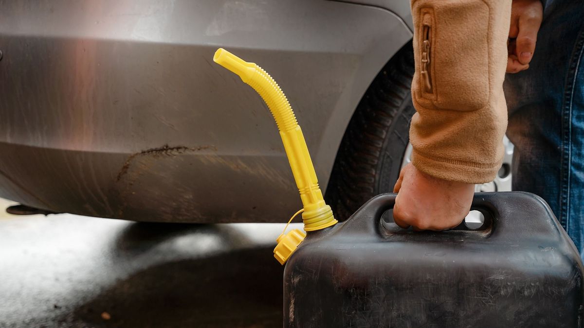 Annyira lopják az üzemanyagot az ukrán hadseregben, hogy be kellett színezni