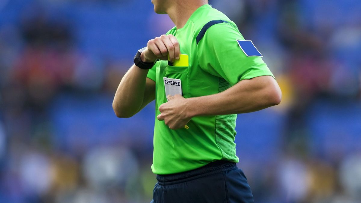 „Ilyeneket nem kötelessége eltűrni senkinek!” – megkergették a focibírót, ezért a kollégák sem hajlandók fújni