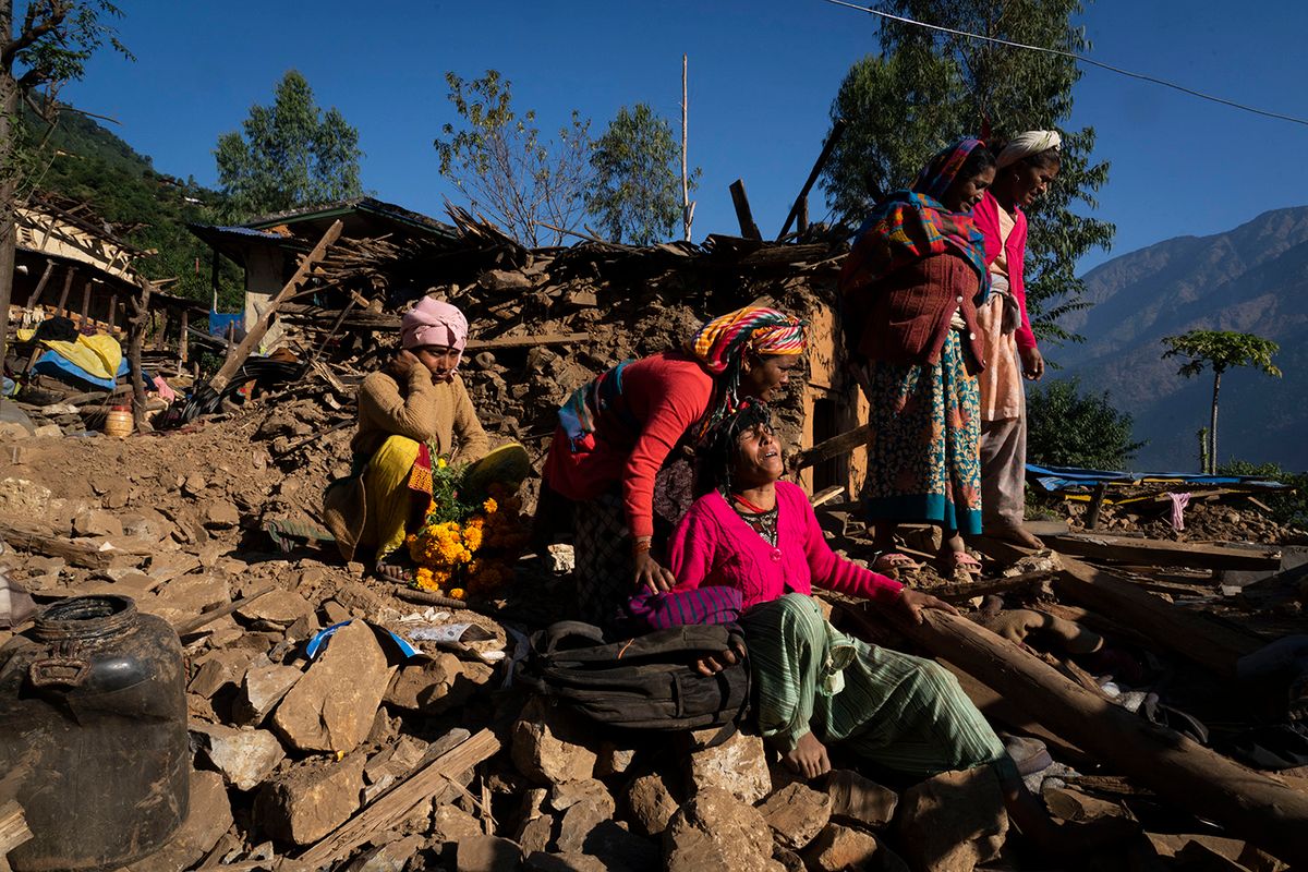 Dzsadzsarkot körzet, 2023. november 5.
Összedőlt ház romjai, fia, menye és unokája halálának színhelyén sír egy asszony a nyugat-nepáli Dzsadzsarkot körzetben 2023. november 5-én, két nappal a térséget sújtó 5,6-5,7-es erősségű földrengés után. Legalább 157 ember életét vesztette, a sérültek száma több száz is lehet.
MTI/AP/Nirandzsan Sresztha