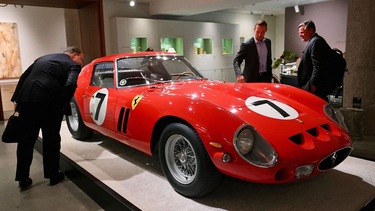 Új rekord: 18 milliárdot fizettek egy Ferrariért